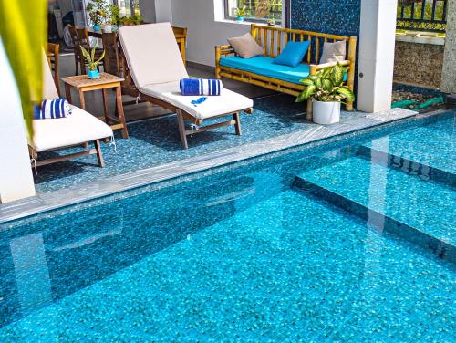 una piscina con agua azul en un resort en EasyLife Beach Villa Hội An, en Tân Thành (1)