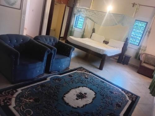 un soggiorno con due sedie e un divano di 2 bedroom Diani apartment a Ukunda Airport