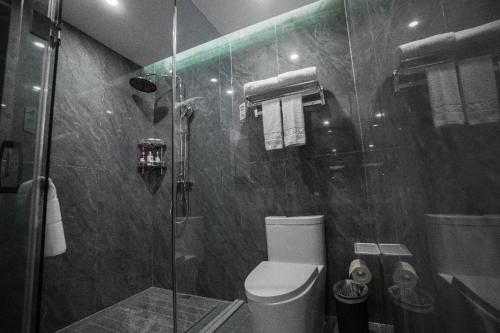 Un baño de Borrman Hotel Zoucheng Huamaowan Mall