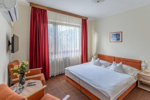 Llit o llits en una habitació de Hotel Molnár