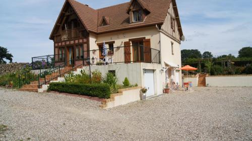 a small house with a porch and a balcony at Chambres d'Hôtes de Boudeville in Boudeville