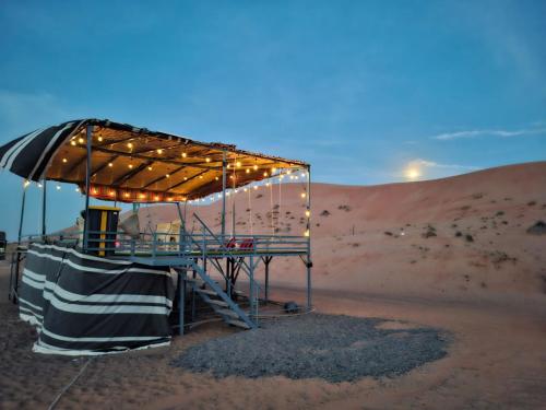 una estructura en medio del desierto en ESCAPE cAMp, en Badīyah