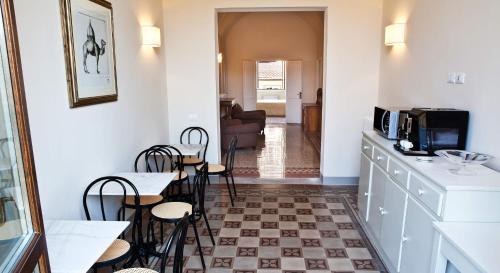 a living room with a table and chairs and a kitchen at Il Dromedario in Florence