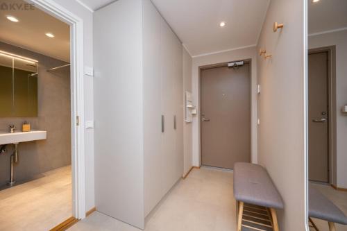 un pasillo con una puerta que conduce a un baño en Studio apartment with gym, parking, coworking, en Maardu