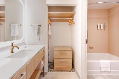 Ванная комната в Homewood Suites by Hilton Rochester - Victor