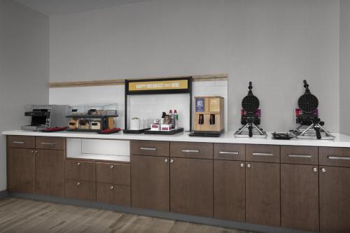 Kuchyň nebo kuchyňský kout v ubytování Hampton Inn & Suites By Hilton Wheat Ridge Denver West