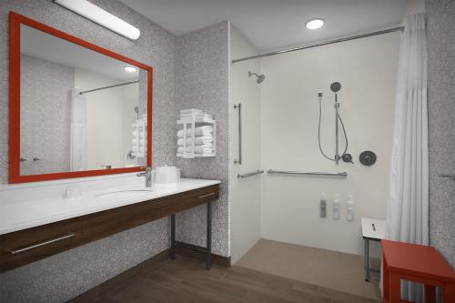 Hampton Inn & Suites By Hilton Wheat Ridge Denver West في ويت ريدج: حمام مع حوض ودش