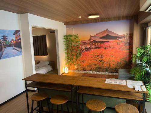 um quarto com uma grande pintura na parede em Zen Stay Benten 6guests Easy access to Umeda Shinsaibashi USJ em Wada