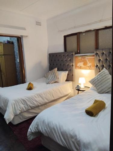 2 camas en una habitación de hotel con 2 camas en SoloGracia, en Port Edward