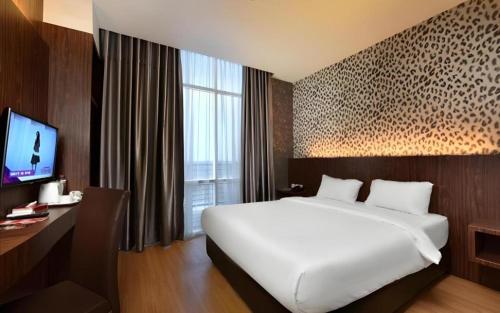 Postel nebo postele na pokoji v ubytování The Crew Hotel Kualanamu International Airport