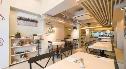 um restaurante com mesas e cadeiras em uma sala em Metroplace Boutique em Hong Kong