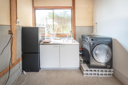 a kitchen with a washing machine and a washer at HANABI棟 8人宿泊 サウナあり ペット不可 - Base棟 4人宿泊 サウナなし ペット可 - 貸切で最大12名宿泊OK in Katori