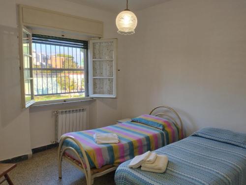 Кровать или кровати в номере Villa Eusepia, di fronte alla spiaggia di Tirrenia