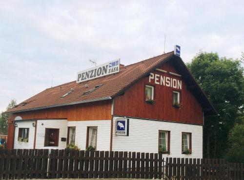 un edificio rojo y blanco con un cartel encima en Penzion Fáfa en Rozvadov