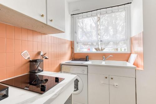eine Küche mit Spüle und Waschmaschine in der Unterkunft Sienna Velvet Room - Balneo & Cinema - Ligne 9 in Montreuil