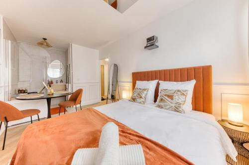 ein Schlafzimmer mit großem Bett und ein Esszimmer in der Unterkunft Sienna Velvet Room - Balneo & Cinema - Ligne 9 in Montreuil