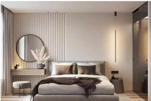 um quarto com uma cama grande e um espelho em The Cozy Nest 2 - Thảo Điền em Cidade de Ho Chi Minh