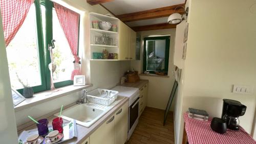 Η κουζίνα ή μικρή κουζίνα στο Villa Ruby beachfront by Villas Guide