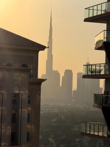 Modern 1BR with Pool & Gym, Burj Khalifa View, Al Jaddaf