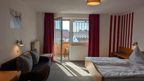 Un pat sau paturi într-o cameră la Gasthof Postgarten