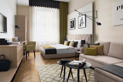 Habitación de hotel con cama y sala de estar. en Brill Budapest Apartments 2, en Budapest