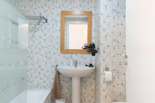 a bathroom with a sink and a mirror at 2BR Ontspannen vakantiewoning in Casares