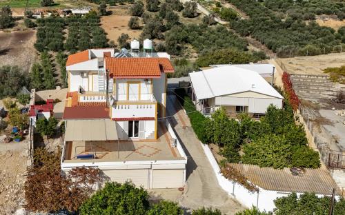 una vista aérea de una casa en Villa Thea, en Moírai