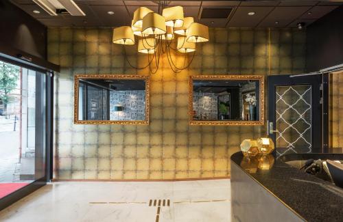 un bagno con due specchi e un lavandino di Thon Hotel Stavanger a Stavanger