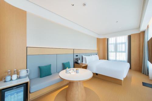 Postel nebo postele na pokoji v ubytování JI Hotel Hangzhou Linping Economic Development Zone Xingqi Road