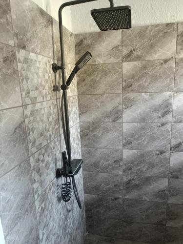 eine Dusche mit Glastür im Badezimmer in der Unterkunft Апартамент за гости Парадайс in Malko Tŭrnovo