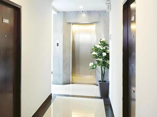 a hallway with a door and a potted plant at Baan Payai Resort in Ban Pang Kae