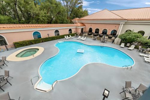 an overhead view of a swimming pool at a hotel at Clarion Inn Branson in Branson