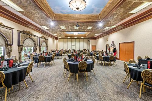 a large banquet hall with tables and chairs at Clarion Inn Branson in Branson
