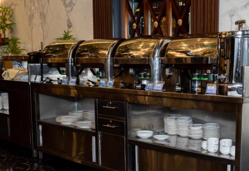 Příslušenství pro přípravu čaje a kávy v ubytování Knight Armour Hotel