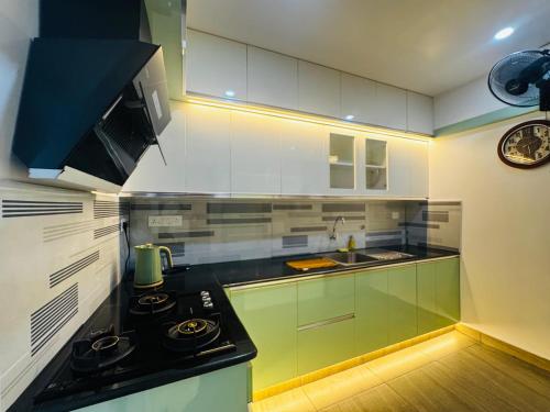 Nhà bếp/bếp nhỏ tại Nayanas Regal Arcadia Karyavattom