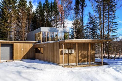 una casa nel bosco nella neve di Noah Rusutsu a Rusutsu