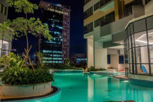 uma piscina no meio de uma cidade à noite em Trizen,City & Port View Luxury Apartment in Colombo em Colombo