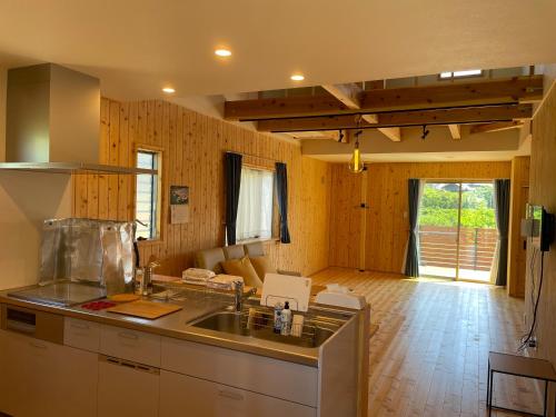 Una cocina con fregadero y una sala de estar. en アグリート島時間, en Onomichi