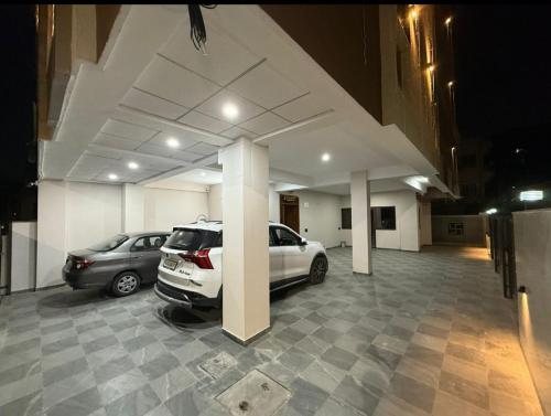 ein Parkhaus mit zwei Autos, die darin geparkt sind in der Unterkunft Madhav villa in Jaipur