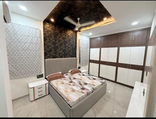 ein Schlafzimmer mit Bett und Deckenventilator in der Unterkunft Madhav villa in Jaipur