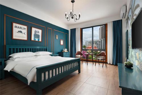 Postel nebo postele na pokoji v ubytování Sanya Weilan Homestay - Dadonghai Luhuitou Scenic Area Branch