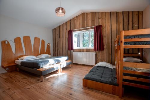 Un dormitorio con dos literas y una ventana. en Domaine de Dienné - Villages Vacances, en Dienné