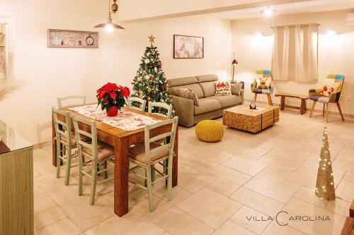 un salon avec un sapin de Noël et une table dans l'établissement Villa Carolina, à Izola