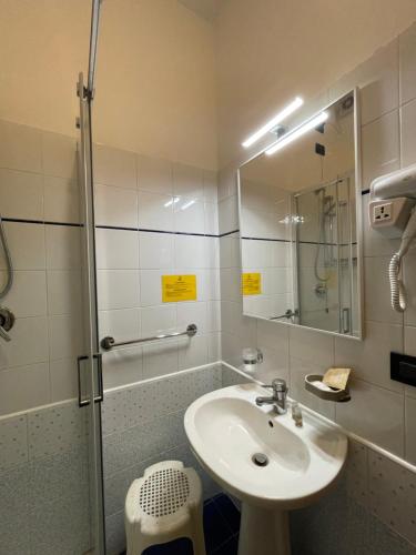 Dépendance La Perla Preziosa في غْروتّامّاري: حمام مع حوض ودش