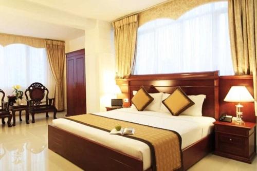 Khách Sạn Khánh Bình - Bình Dương في Tân Uyên: غرفة نوم بها سرير كبير في الغرفة