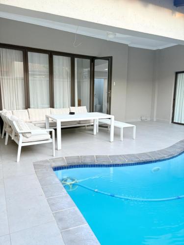 Бассейн в View at 81 или поблизости