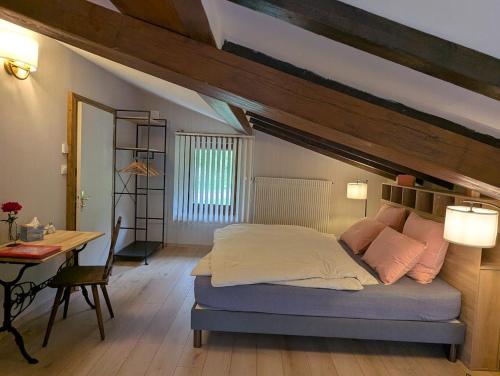 Chambre LA ZIMETTE, Le Balcon de la Zimette في فينترون: غرفة نوم بها سرير وطاولة ومكتب