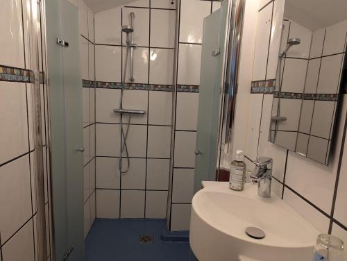 Chambre LA ZIMETTE, Le Balcon de la Zimette في فينترون: حمام مع دش ومغسلة ومرحاض