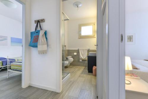 een kamer met een badkamer met toilet en wastafel bij Appartamento Lucia in Capoliveri