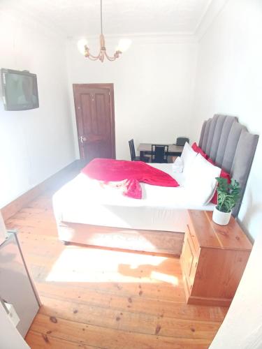 Postel nebo postele na pokoji v ubytování Neo & ruks guest houses Boston Belleville 4